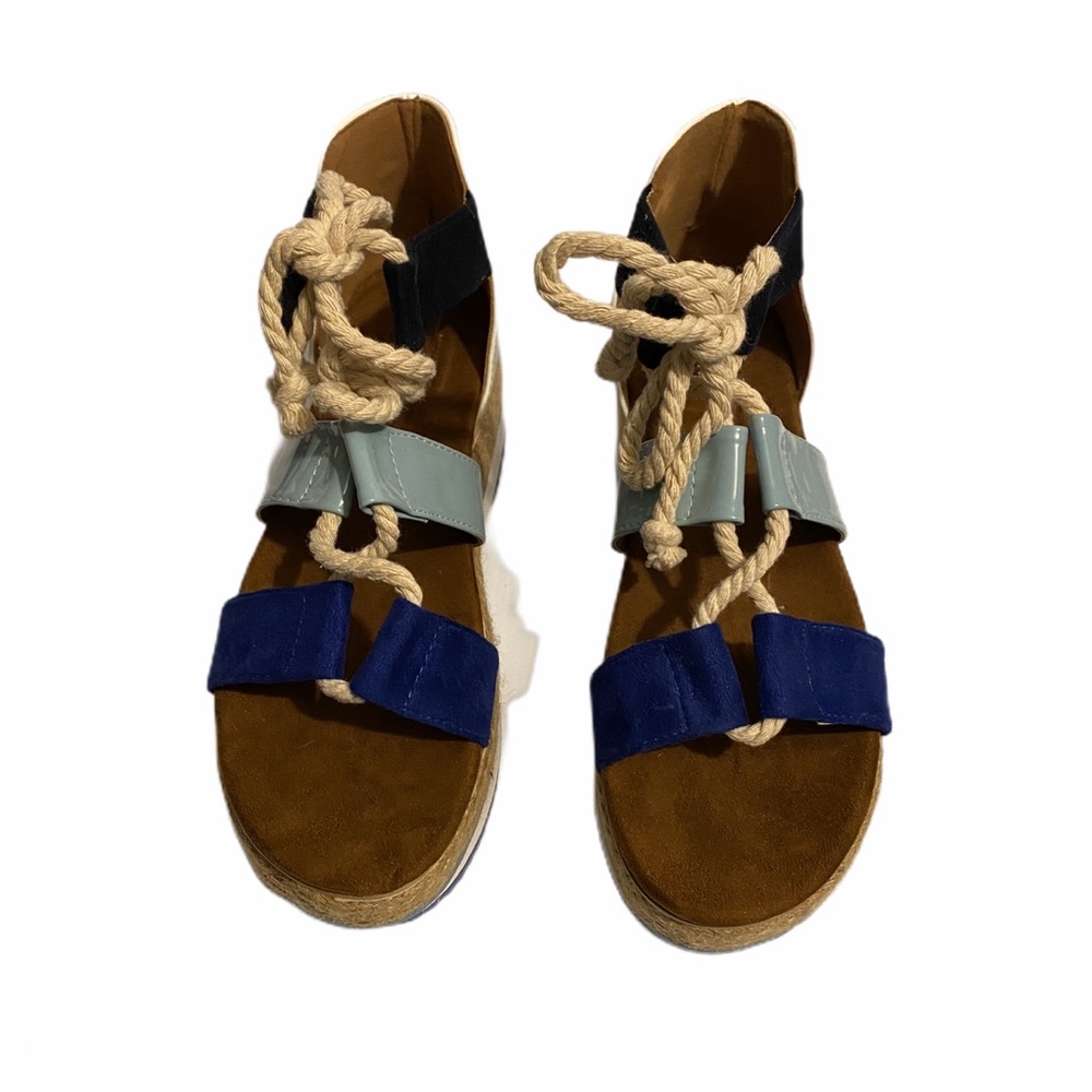 NWOTB- MENINA PLATFORM SHOES FOR WOMEN SIZE 9